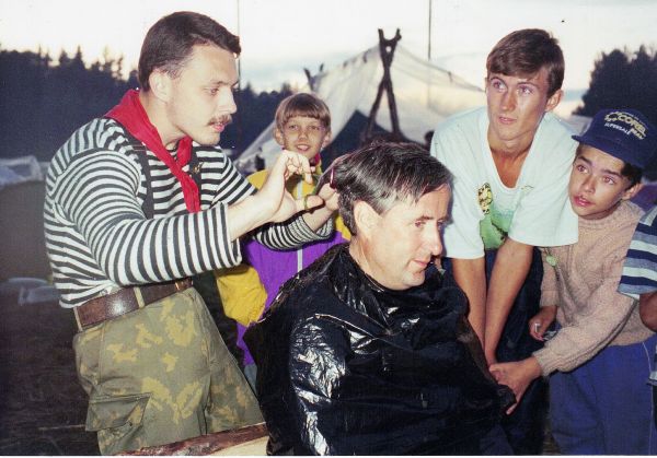 1995 chris having his hair cut in russia