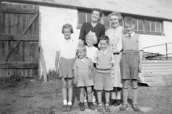 2017 Family Photos years ago img514 Toak Barn Kington August 1953 CTW aged 6 Auntie Dora Q 