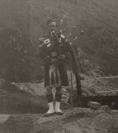 1933 Dunoon piper