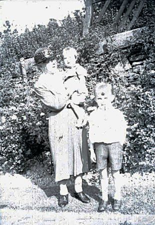 1947 017 Auntie Frances with Christopher and John